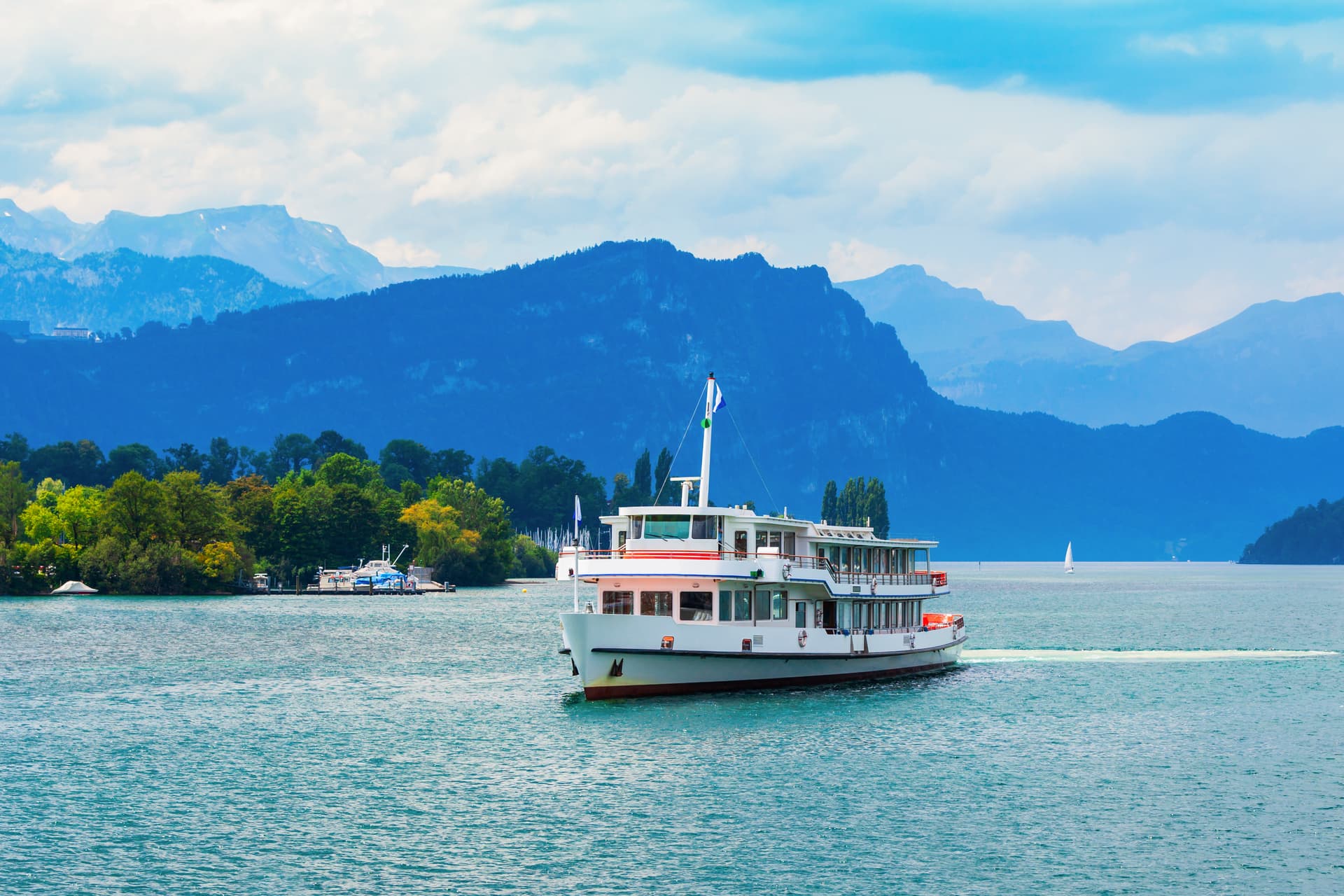 Cruise-boat-Lucerne-Lake